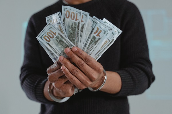 信用卡分期12期和24期哪個劃算？逾期了怎么協(xié)商還款？