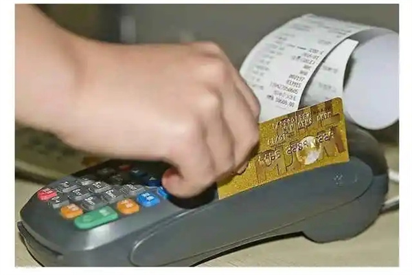 信用卡晚了一天還款會影響信用嗎?有什么影響？