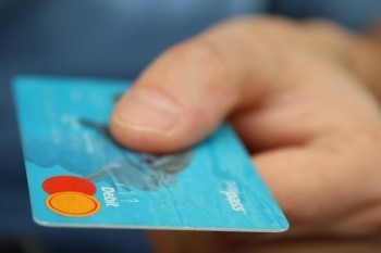 信用卡逾期利息和違約金怎么算的？會一直漲嗎？