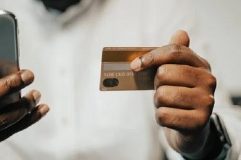 信用卡違約金是逾期嗎？信用卡違約金怎么消除？