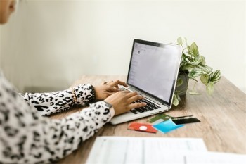 信用卡透支了5萬還不上怎么辦？利息一個(gè)月是多少？