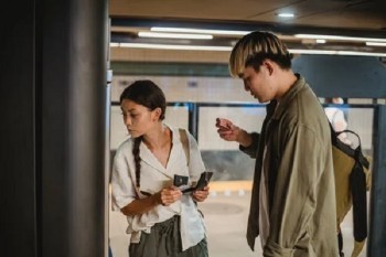 信用卡逾期三個(gè)月還能用嗎