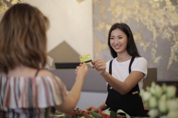 銀行信用卡還不上怎么辦？會(huì)連累家人嗎？