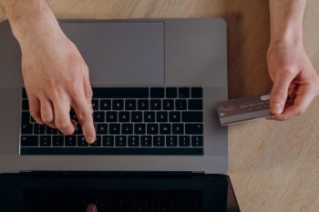 信用卡逾期多久可以申請停息掛賬？需要哪些材料？