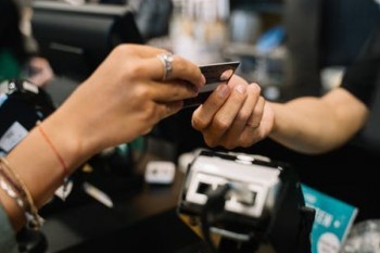 人坐牢了信用卡欠款怎么辦