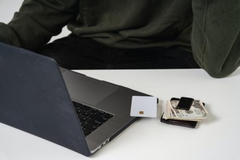 信用卡過了還款日多久才算逾期？利息怎么算？