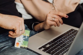 信用卡逾期違約金怎么算？和滯納金有什么區(qū)別？