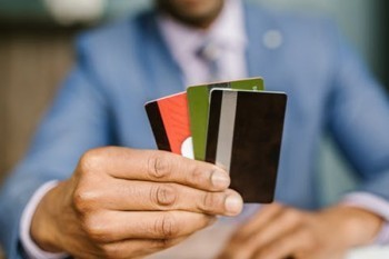 信用卡忘記還款了逾期10天了后果什么樣