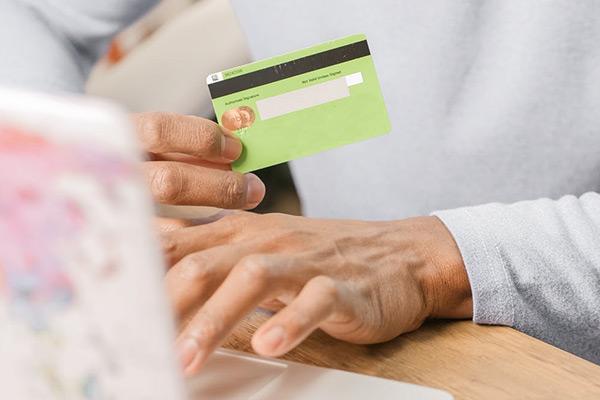 信用卡逾期能辦銀行卡嗎