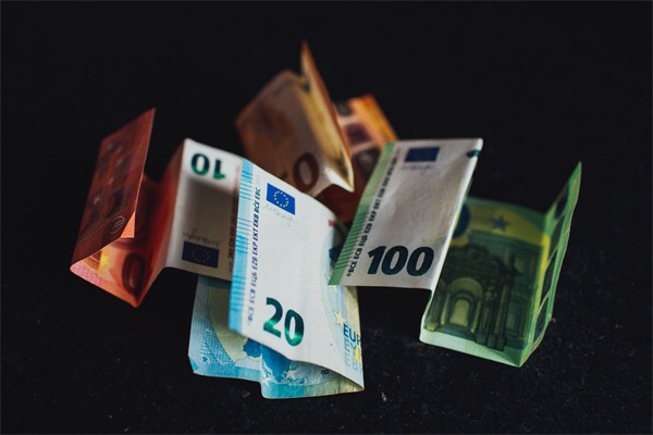 信用卡年費(fèi)是多少？欠款金額怎么查詢？