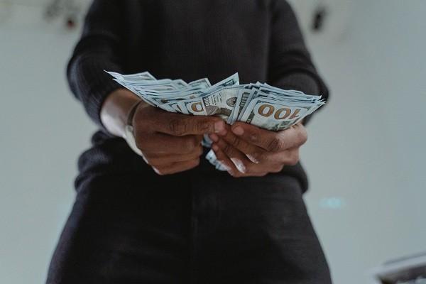 2萬信用卡逾期一天利息多少
