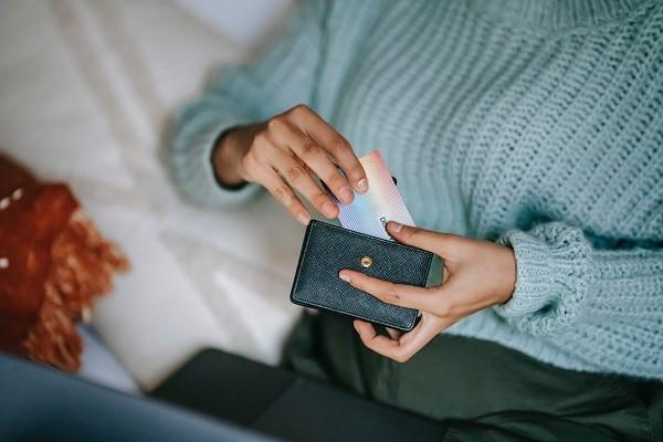 招商信用卡逾期四天內(nèi)算逾期嗎？逾期幾天會(huì)上信用？