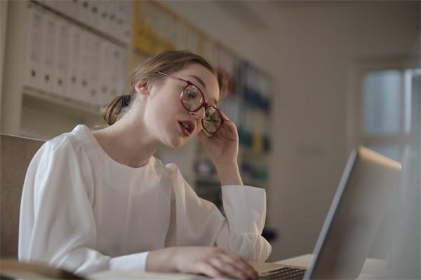 欠信用卡千萬(wàn)別分期提前還是為什么？欠信用卡有什么后果