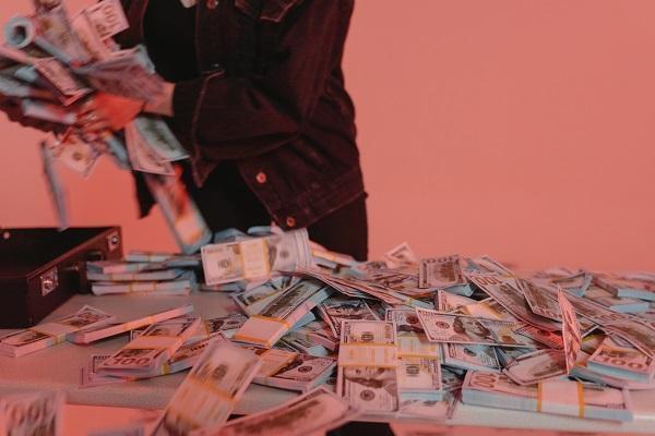 信用卡還完了怎么還有欠款？還款了怎么還顯示未還款？