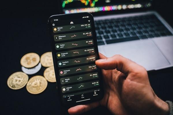 老婆欠了很多網(wǎng)貸老公要還嗎？老公信用會受損嗎？