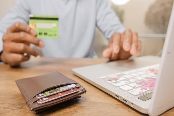 支付寶逾期會扣銀行卡里錢嗎？多久會影響信用問題？