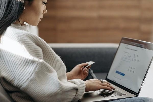 招商銀行信用卡逾期讓我上傳材料嗎？逾期費用怎么退回？