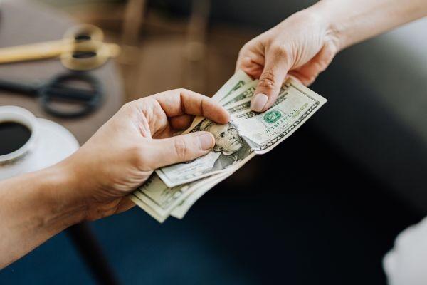 建行信用卡逾期違約金利率是多少？逾期如何協(xié)商還本金？