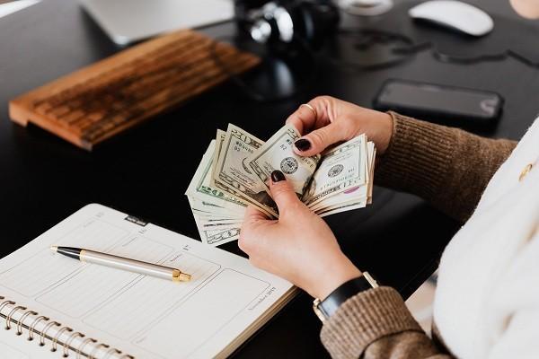 平安銀行信用卡逾期一個月有什么后果？會上門催嗎？