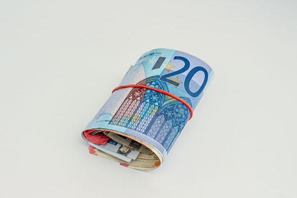 網(wǎng)貸逾期了銀行卡會自動扣款嗎？還能在銀行貸到款嗎？